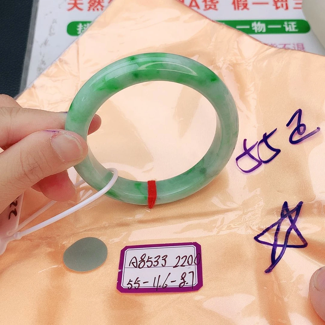 翡翠手镯未镶嵌翡翠