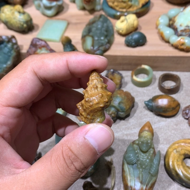 未镶嵌岫岩河磨玉（透闪石质玉）把件