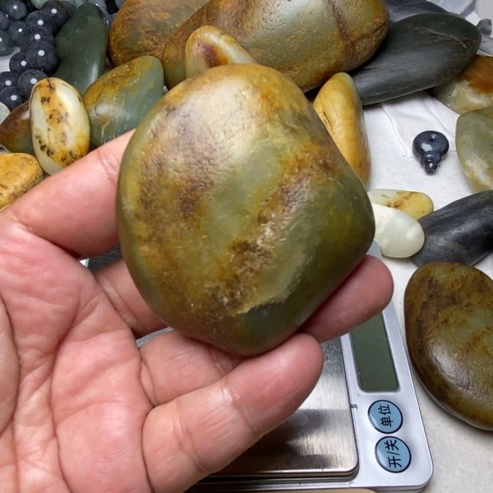 颈饰未镶嵌和田玉（糖玉）