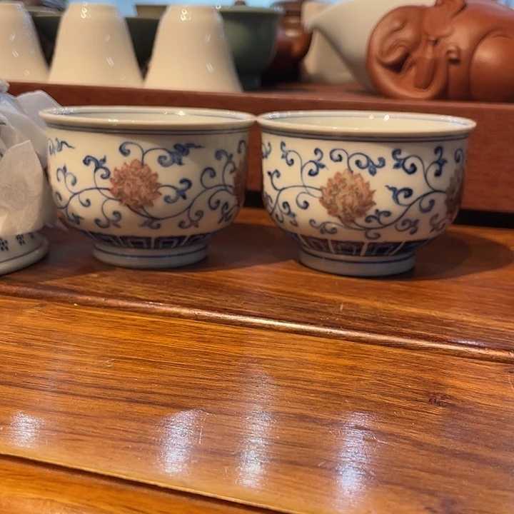 手绘缠枝莲釉里主人杯