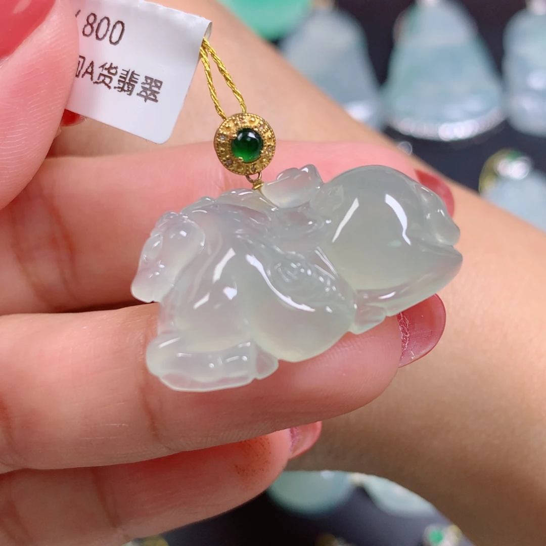 翡翠18K金镶嵌颈饰唐马