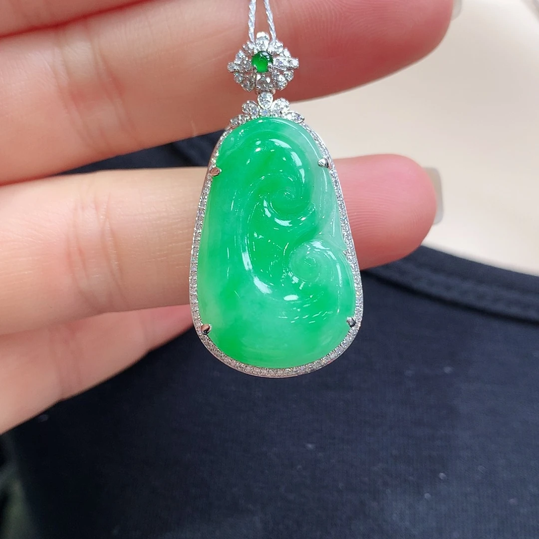 翡翠颈饰18K金镶嵌如意