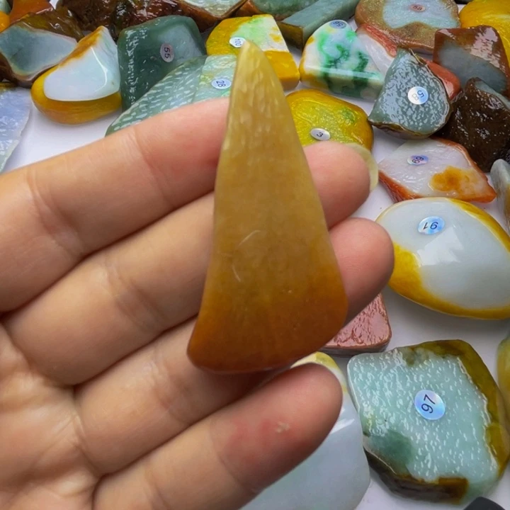 翡翠挂件未镶嵌翡翠