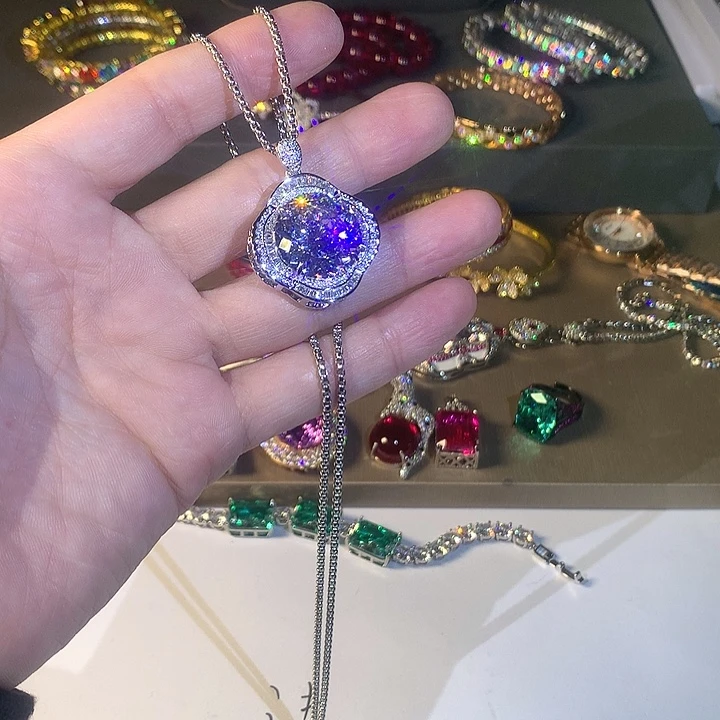 非金属46白色吊坠。