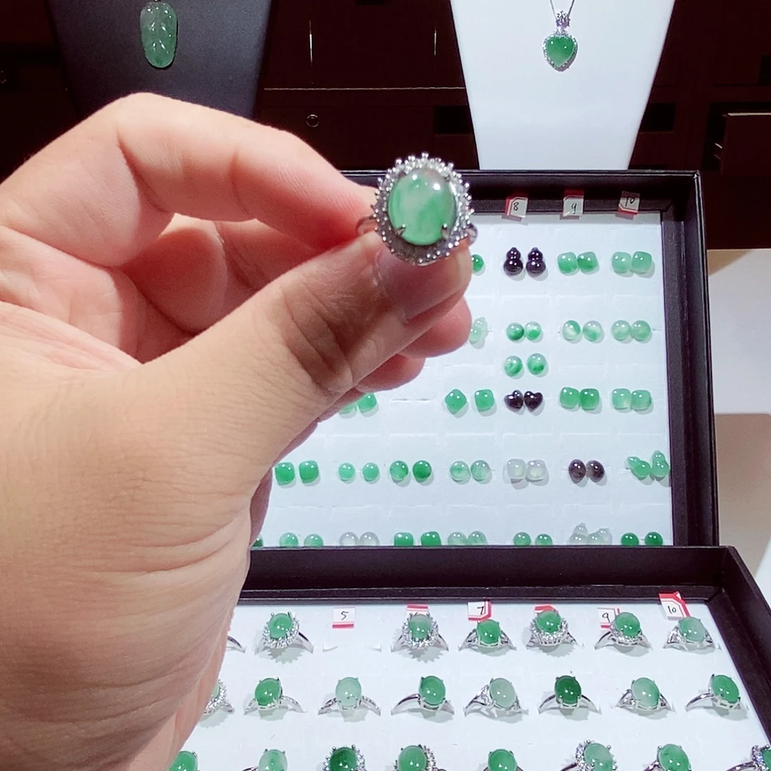 若***1石英质玉（非洲翠）未镶嵌耳钉