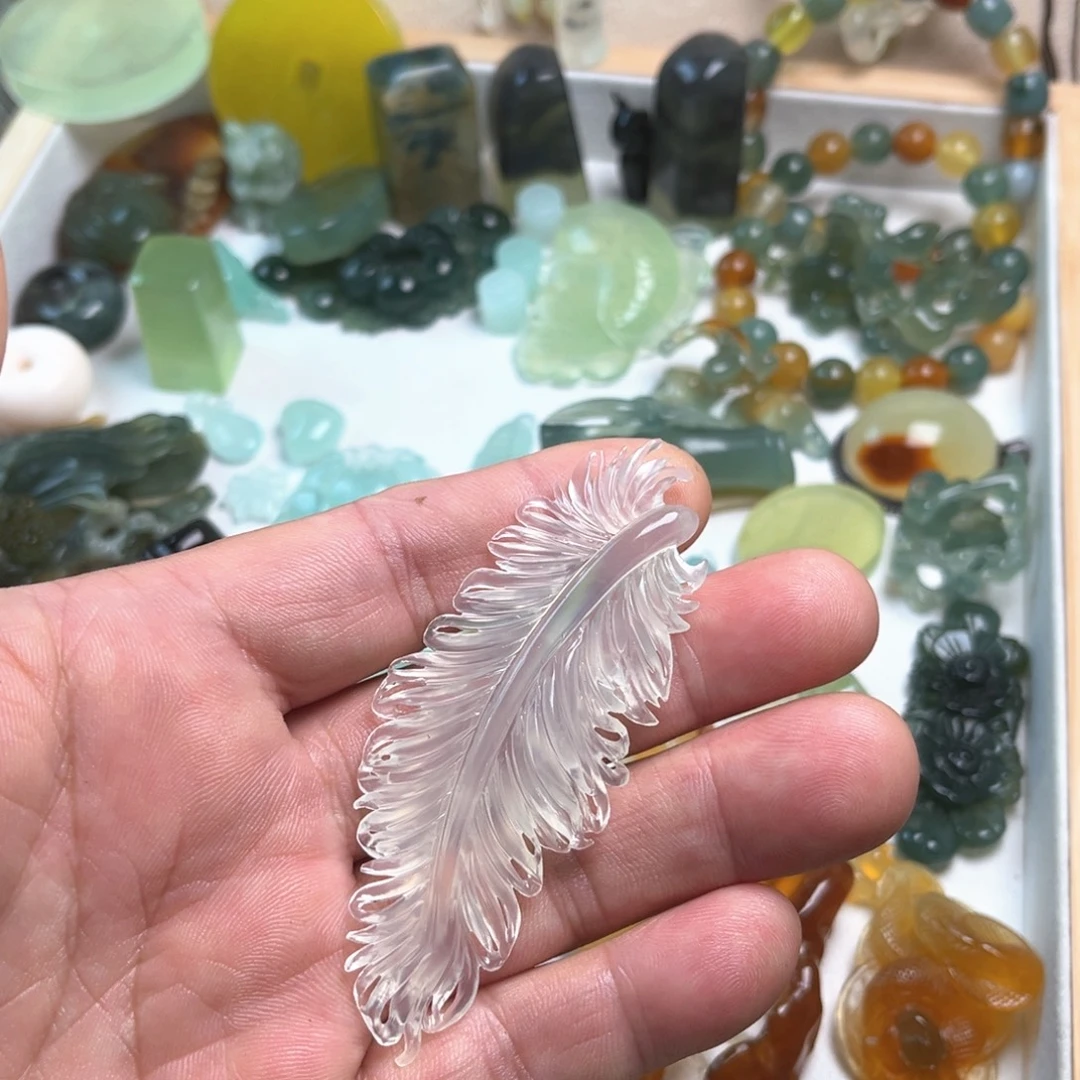 丶***谙未镶嵌蛇纹石玉颈饰