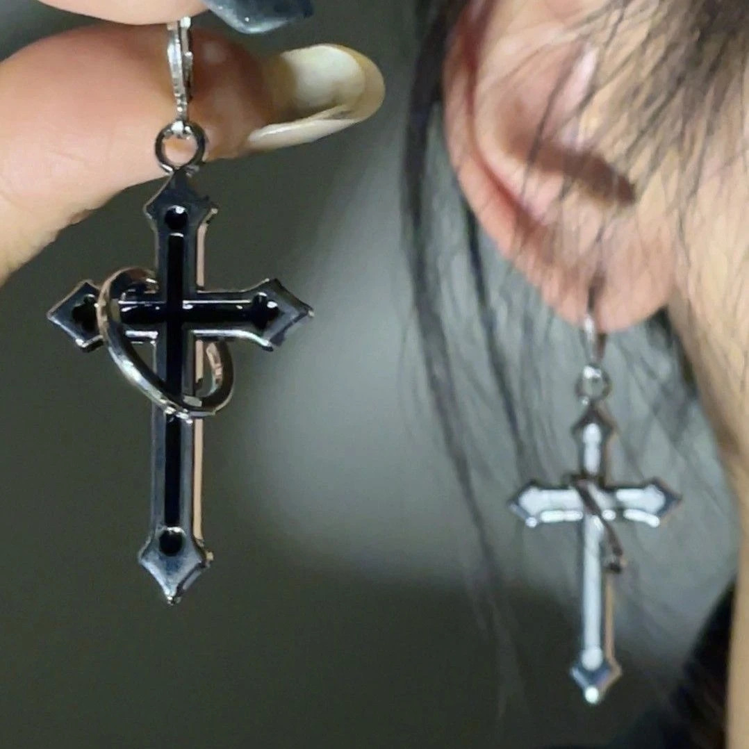 铜合金耳饰 酷黑白双色十字架不对称耳环耳钉甜酷个性嘻哈耳饰