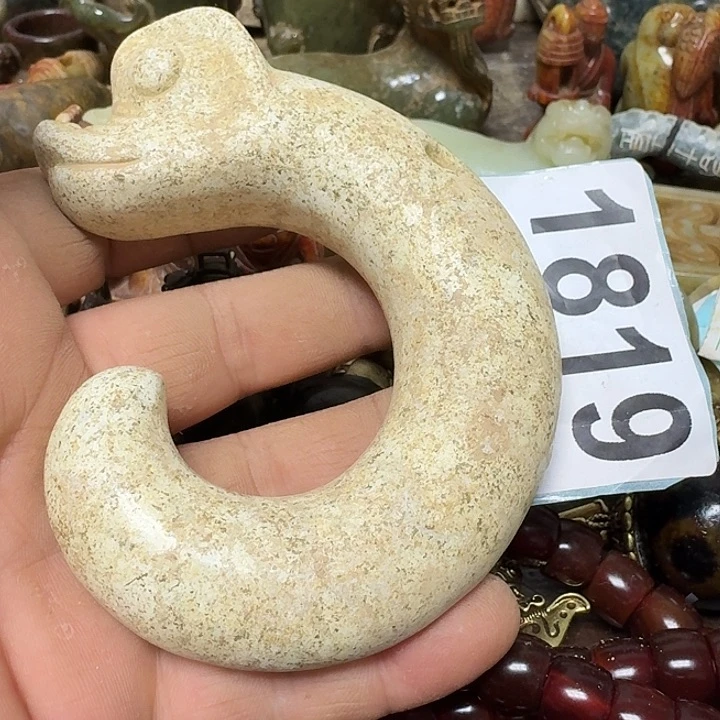 透闪石-蛇纹石玉未镶嵌颈饰