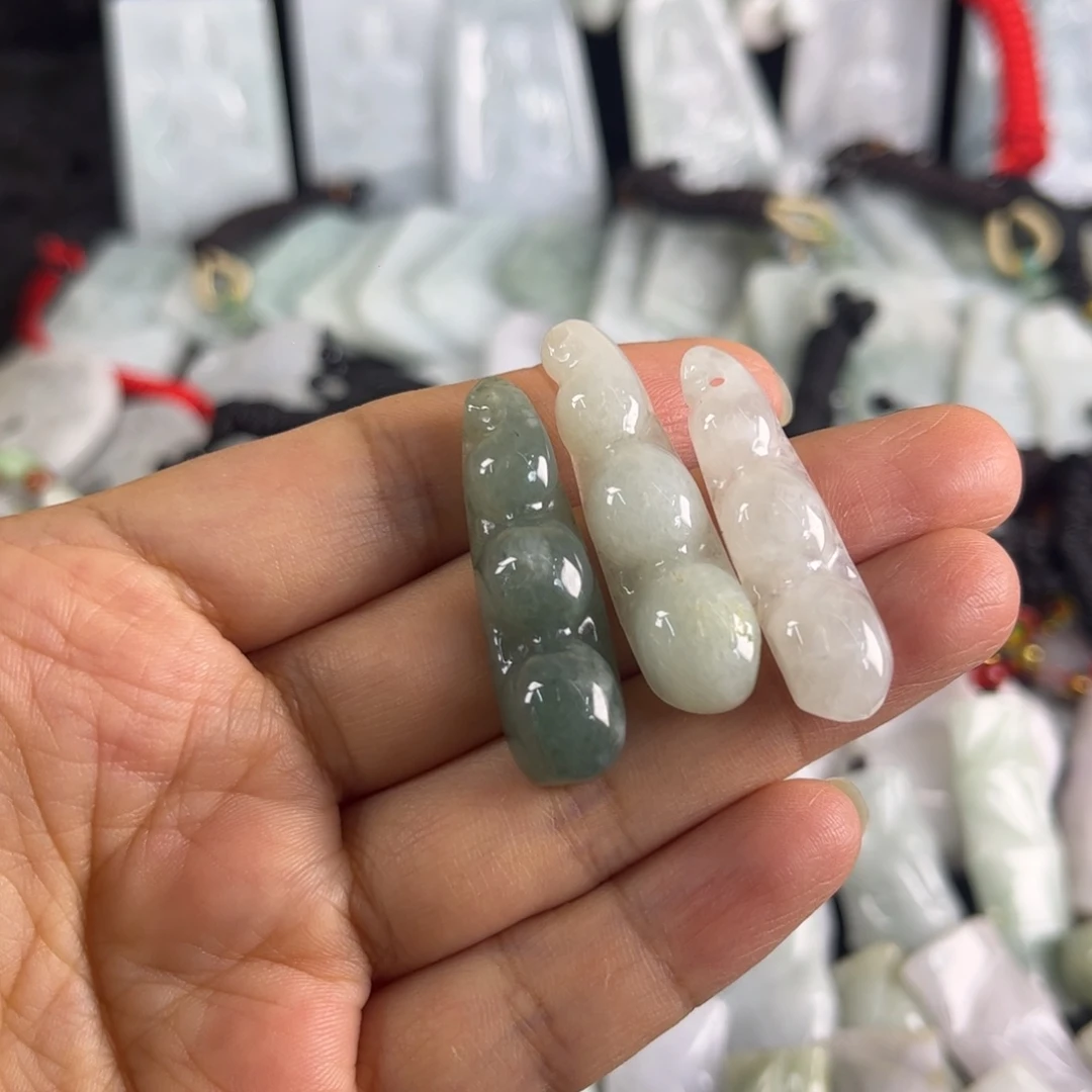 翡翠未镶嵌吊坠(赠链)瑕疵