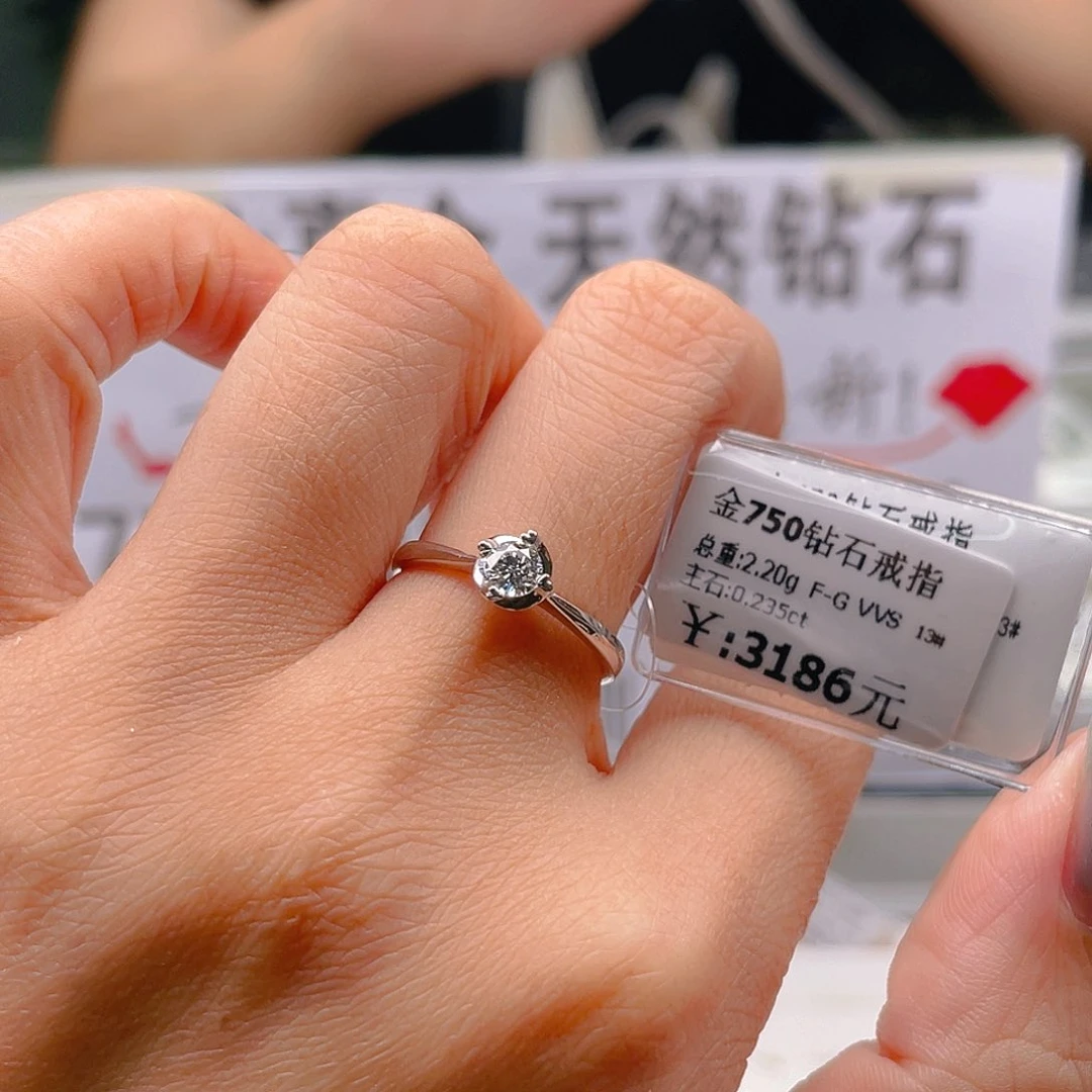 戒指/指环18K金镶嵌钻石小****?