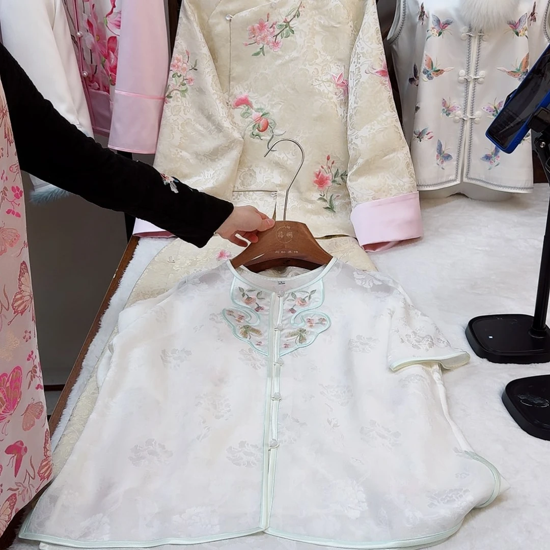 刺绣真丝白色花罗 短袖