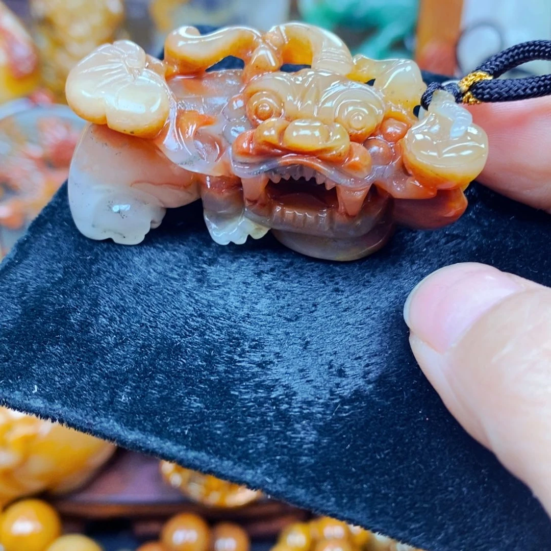 未镶嵌石英质玉（黄龙玉）颈饰