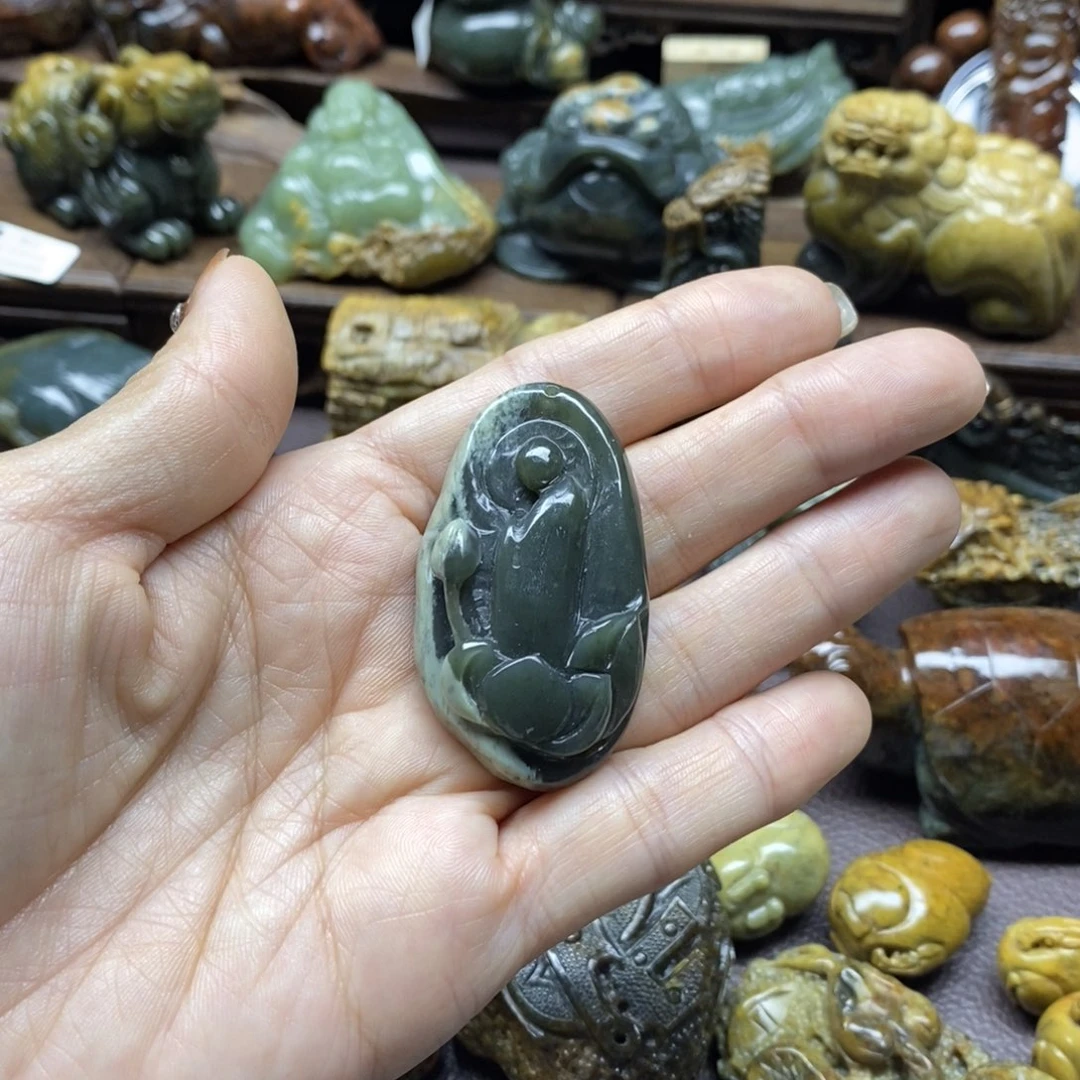 未镶嵌岫岩河磨玉（透闪石质玉）把件