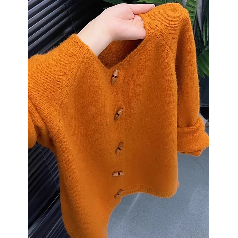 大码女装圆领简约时尚牛角扣针织开衫冬季胖MM设计感显瘦外穿毛衣
