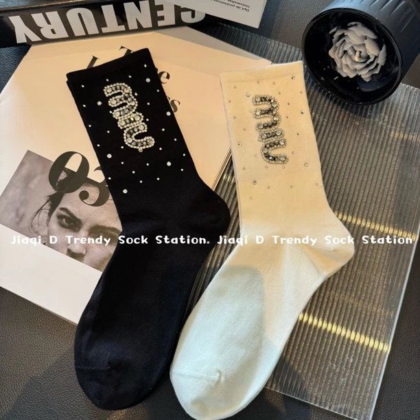 早春轻奢欧货重工亮闪满天星袜子女中筒水钻字母高级感饰品潮袜