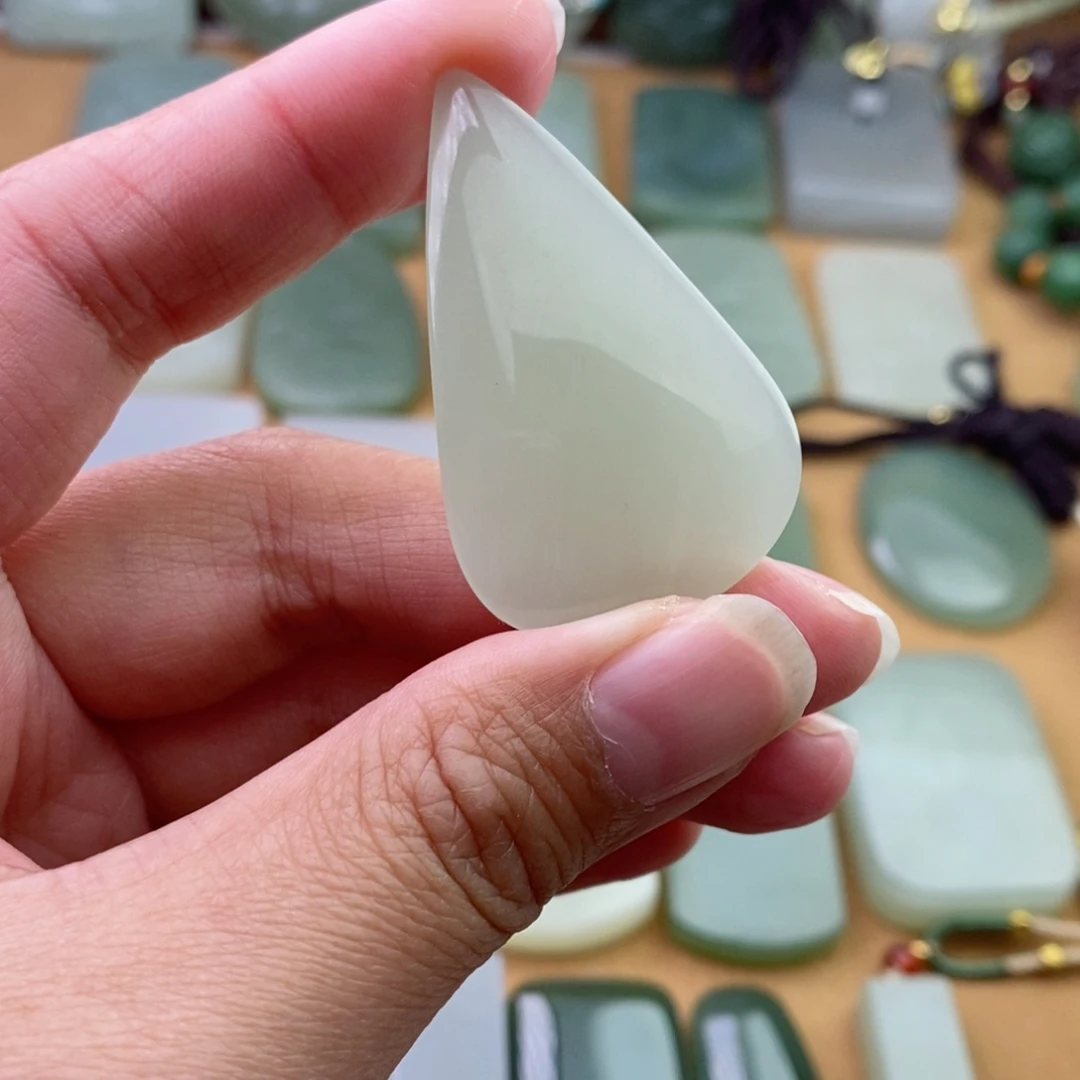 和田玉颈饰未镶嵌钢*。