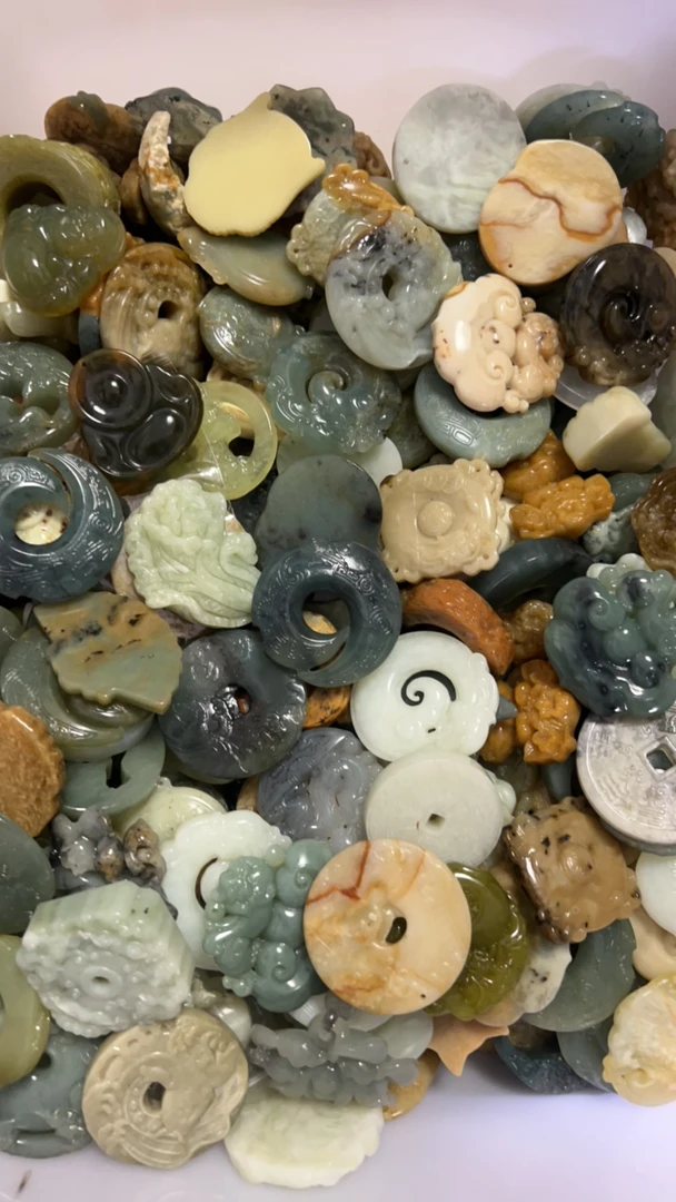 天然岫玉吊坠多样性随机发（默认微瑕，介意慎拍）