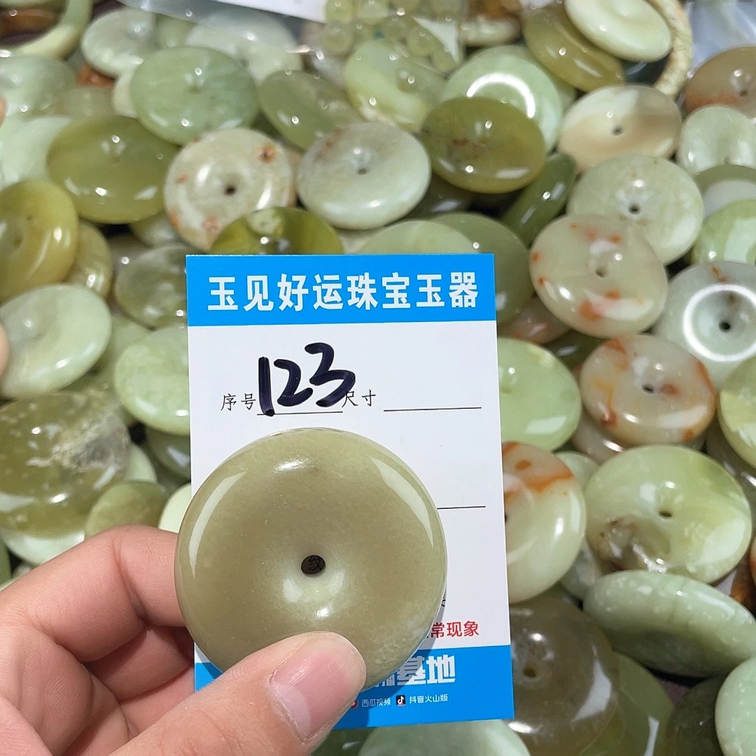 尔***尔未镶嵌蛇纹石玉手镯