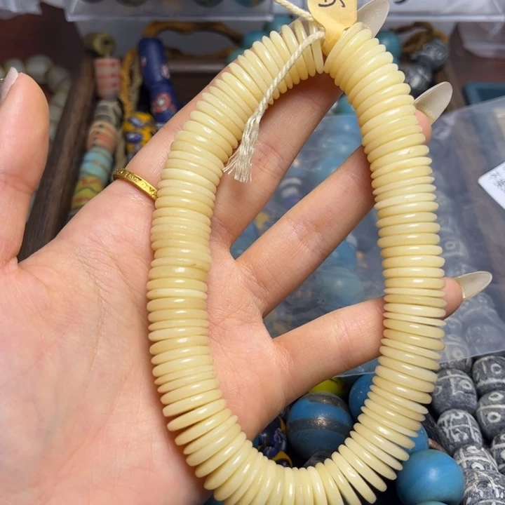 颈饰玻璃1573 牛骨一条