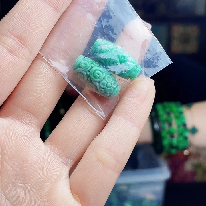 翡翠未镶嵌颈饰多样性