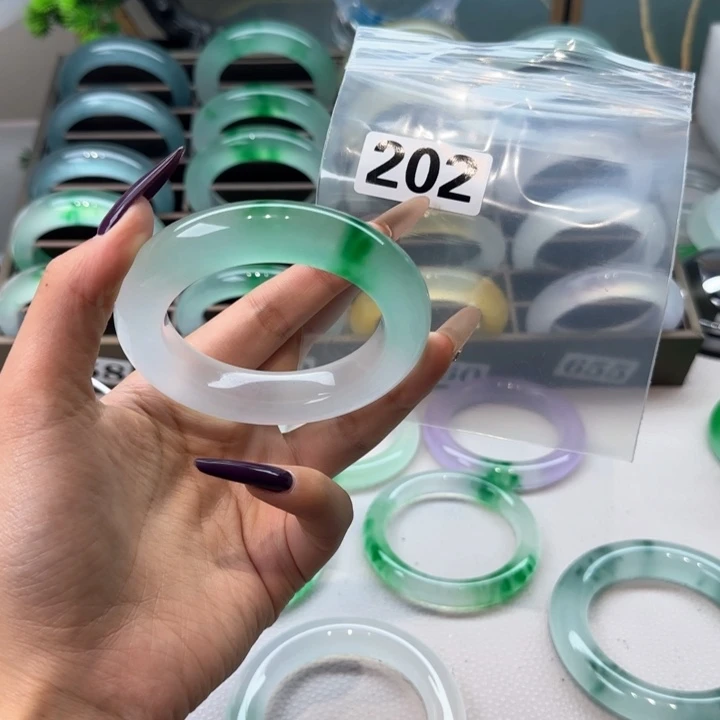 玉N***G时尚飘花手镯202