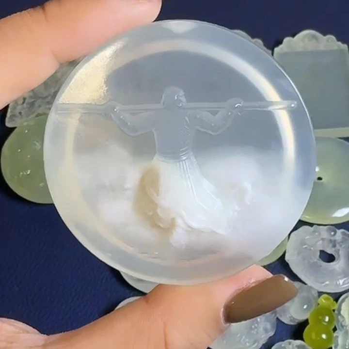岫玉 圆牌大圣吊坠