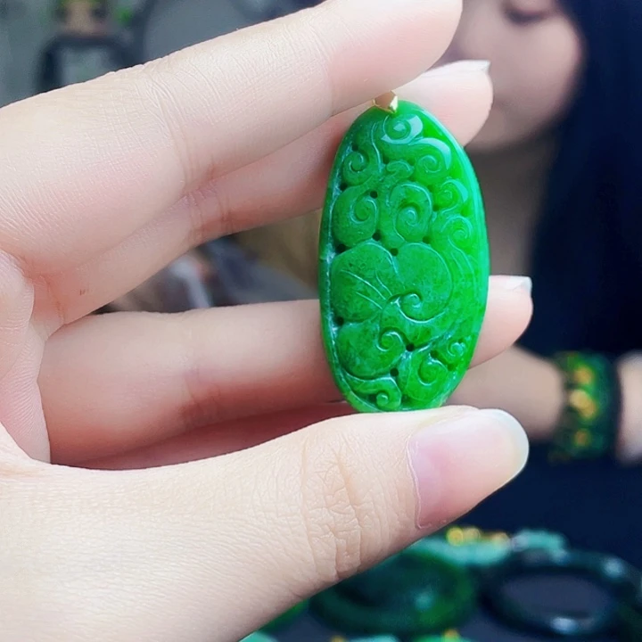 翡翠未镶嵌颈饰多样性