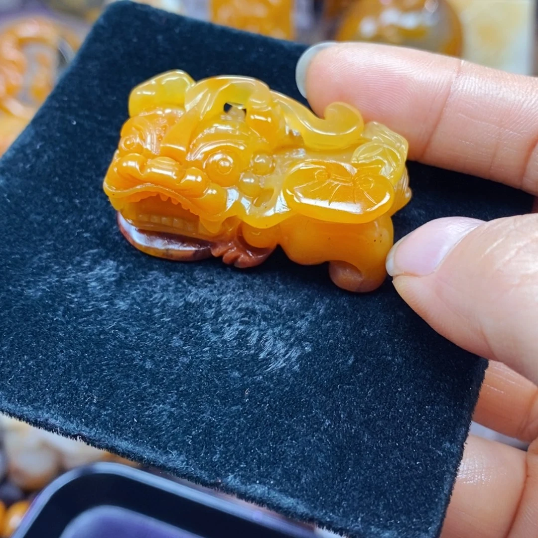 未镶嵌石英质玉（黄龙玉）颈饰