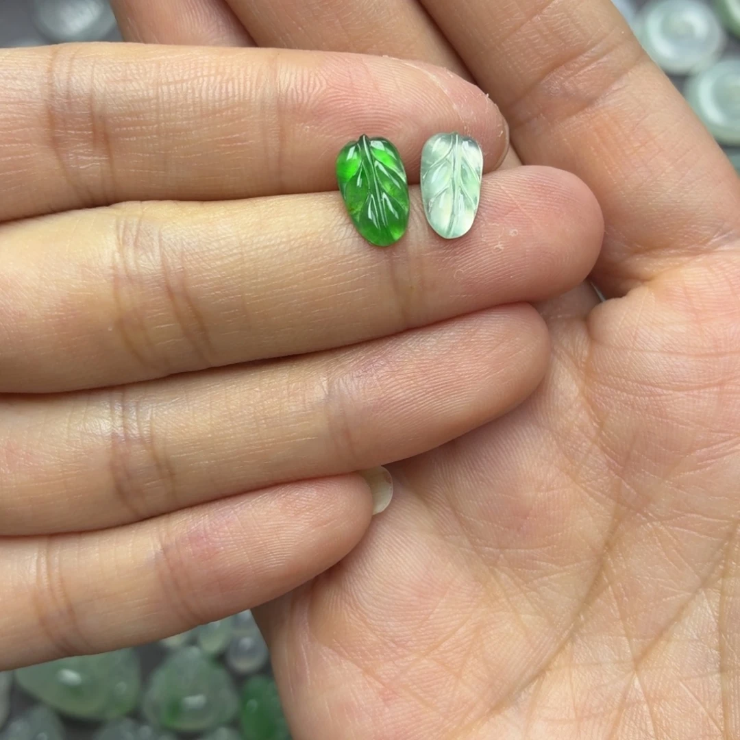 翡翠未镶嵌颈饰一对叶子