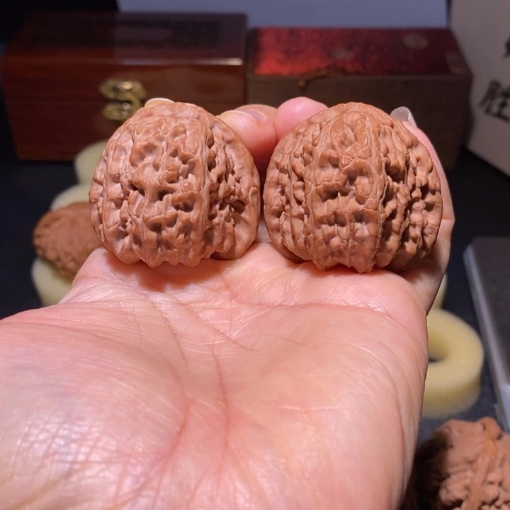 文玩核桃吊坠白狮子40+