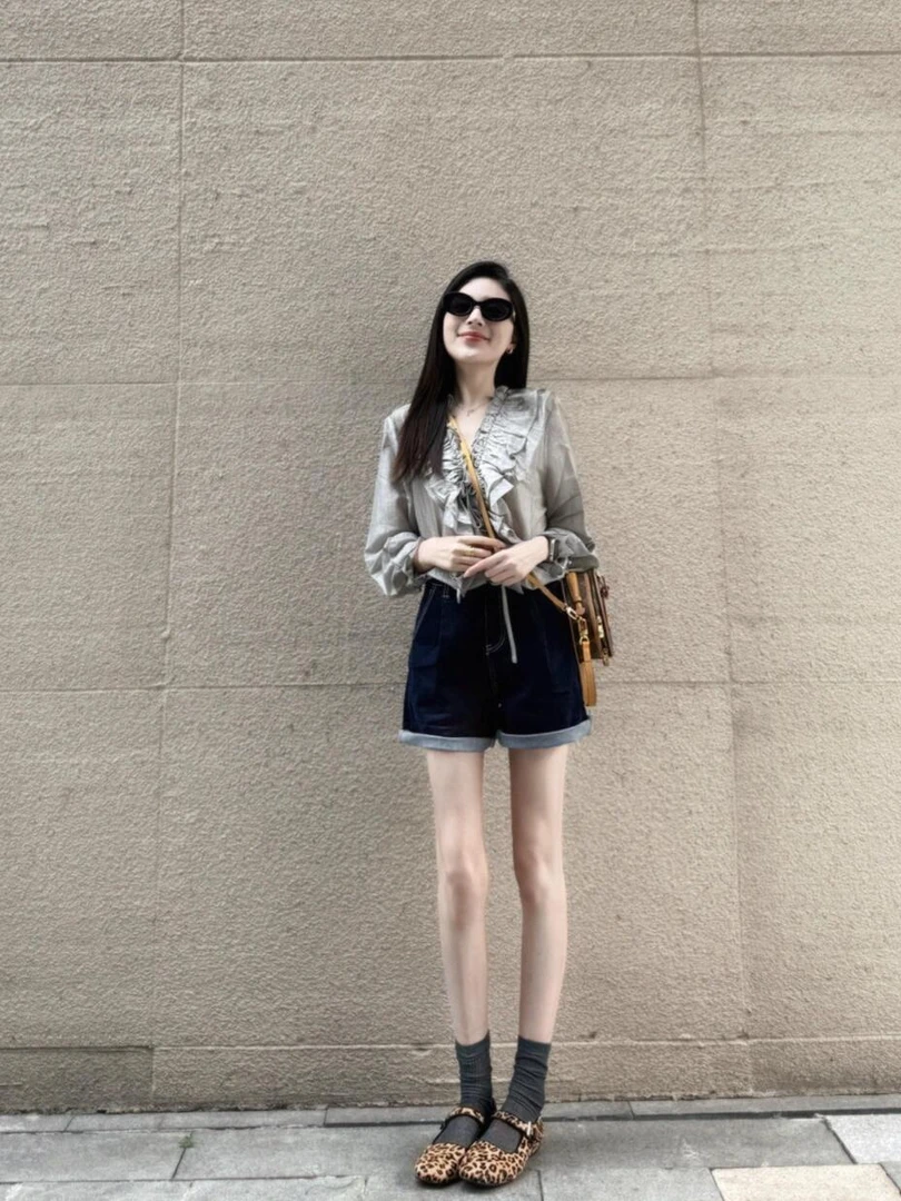 2025夏季新款韩系法式复古木耳边系带泡泡袖衬衫女上衣百搭牛仔裤