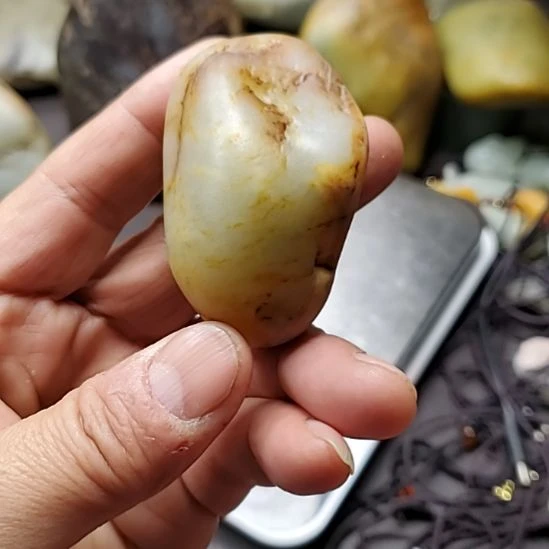 和田玉未镶嵌把件