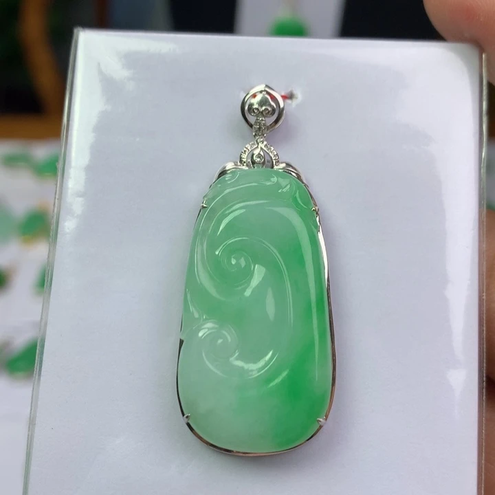 颈饰18K金镶嵌翡翠