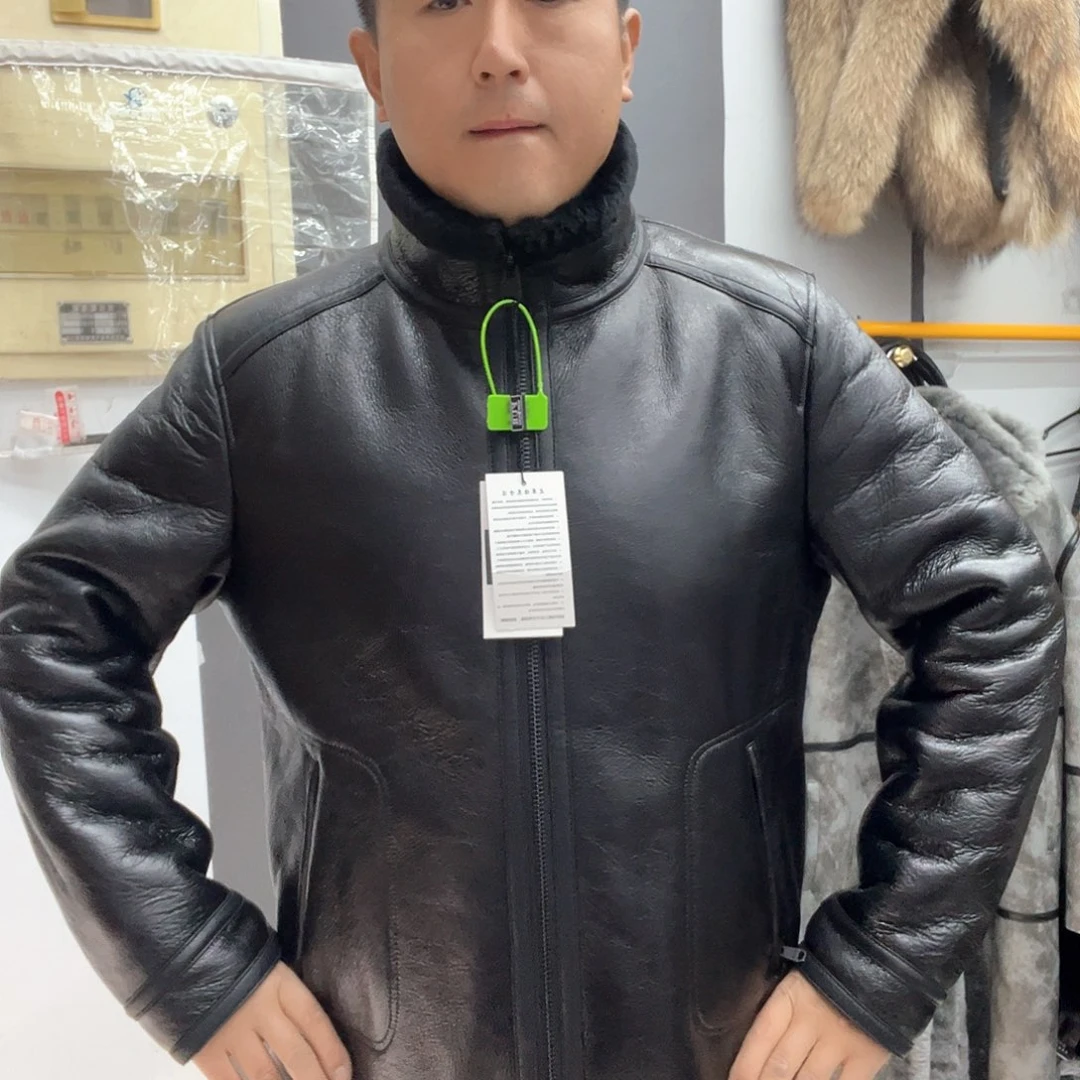 黑色翻领皮毛一体