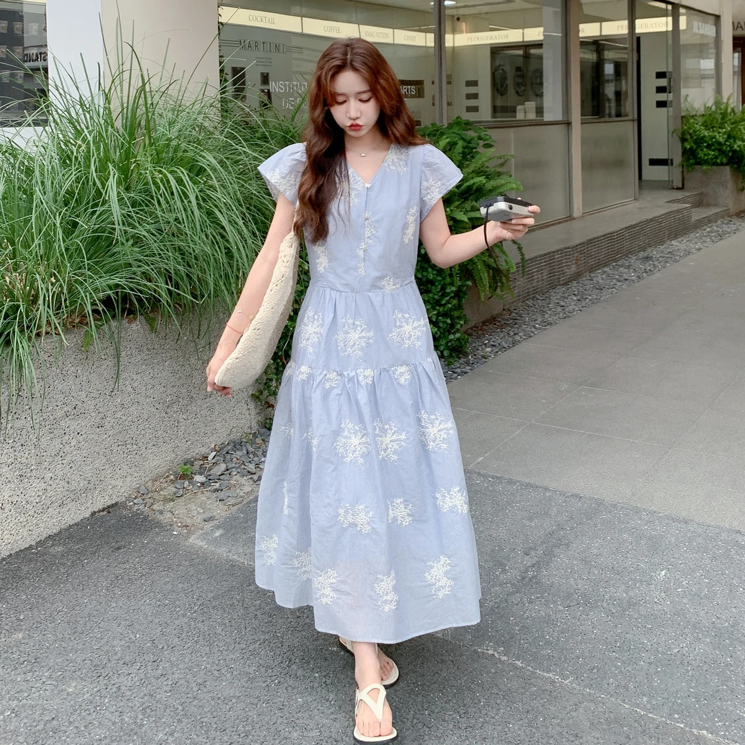 浅蓝色绣花V领连衣裙裙子女夏季海边度假新款收腰显瘦桔梗长裙