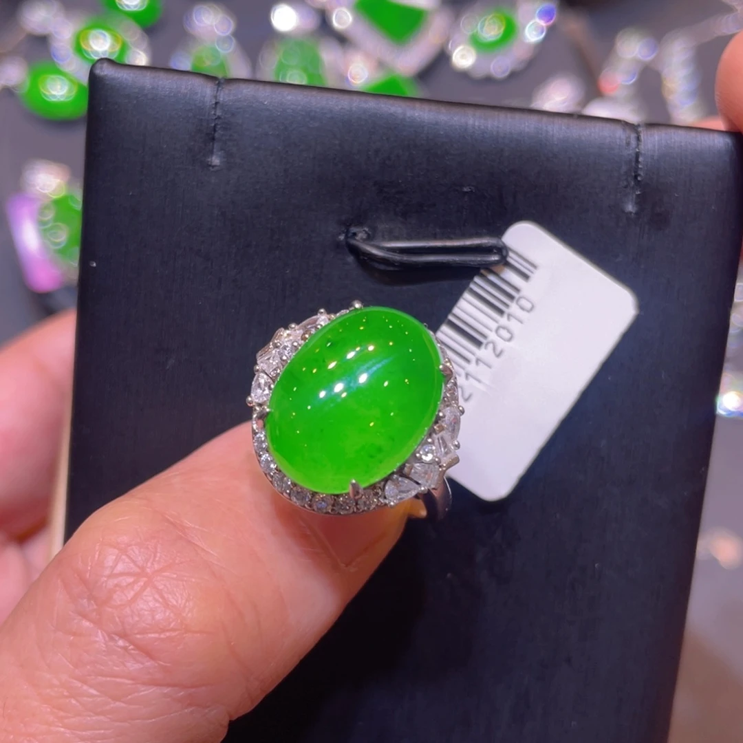 翡翠未镶嵌颈饰戒指