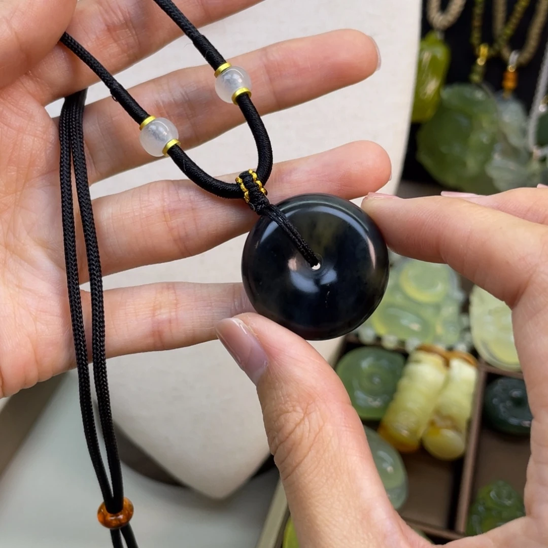 蛇纹石玉未镶嵌颈饰