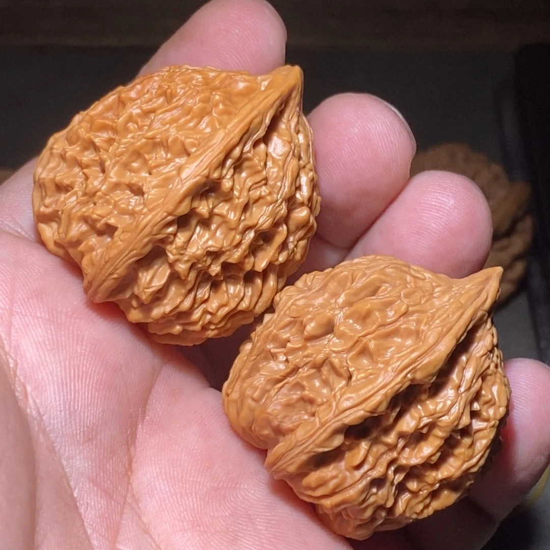 文玩核桃吊坠红狮子