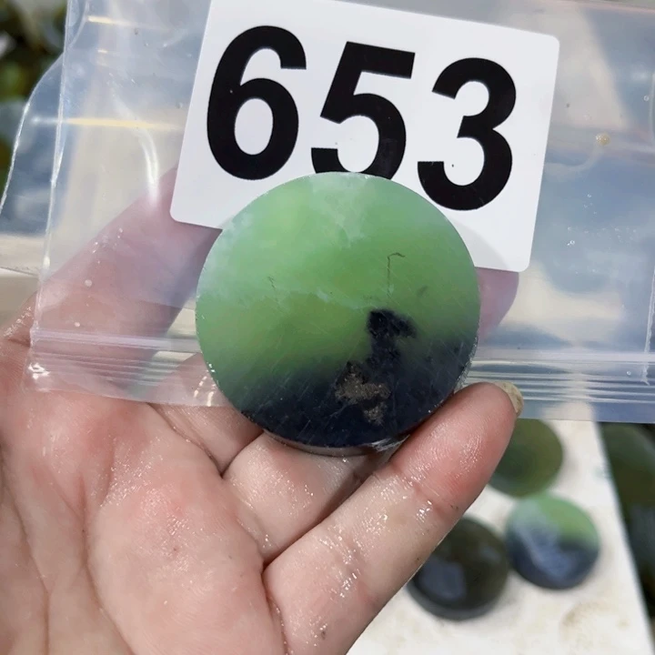 呜***人蛇纹石玉未镶嵌珠宝半成品
