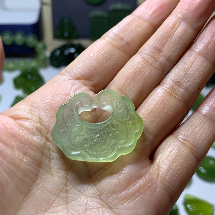 岫玉未镶嵌颈饰吊坠