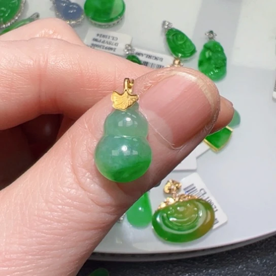 颈饰18K金镶嵌翡翠