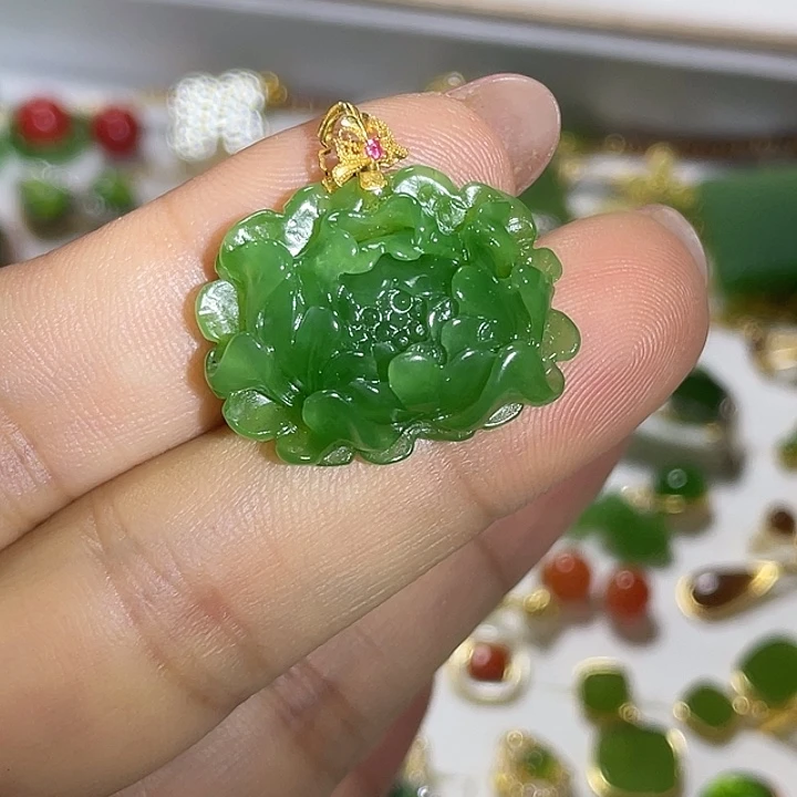 颈饰18K金镶嵌和田玉（碧玉）