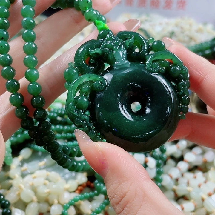 颈饰未镶嵌和田玉