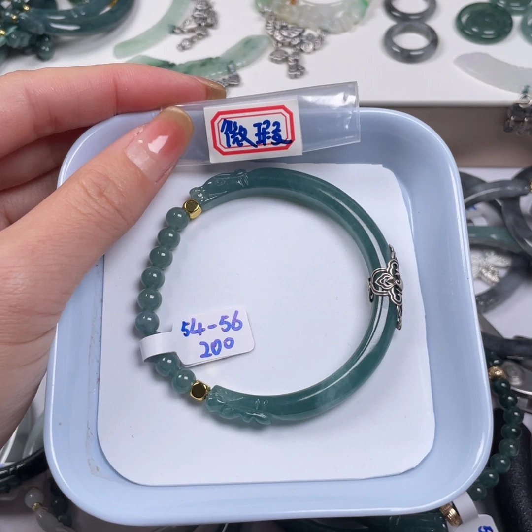 翡翠吊坠(赠链)未镶嵌《**》