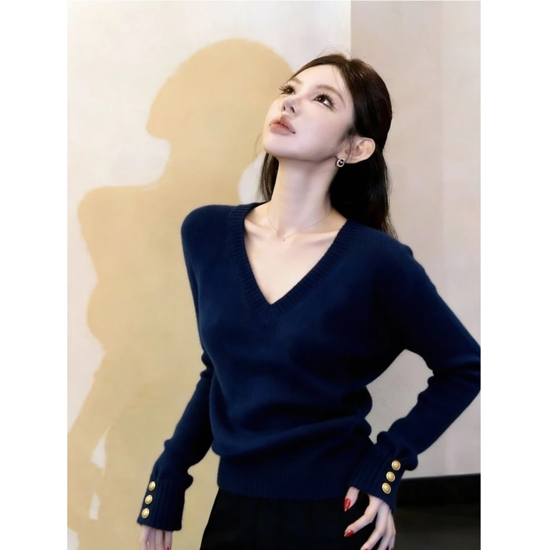 2025冬季新款高级时尚气质清冷显瘦V领长袖毛衣针织衫女爆款穿搭