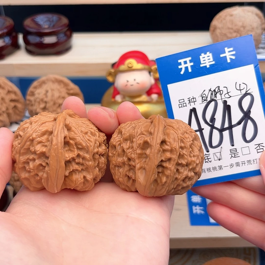 文玩核桃吊坠白狮子42