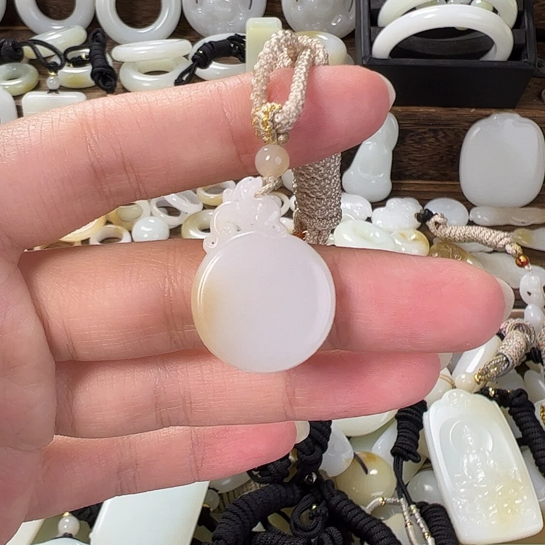 阳***地和田玉未镶嵌颈饰