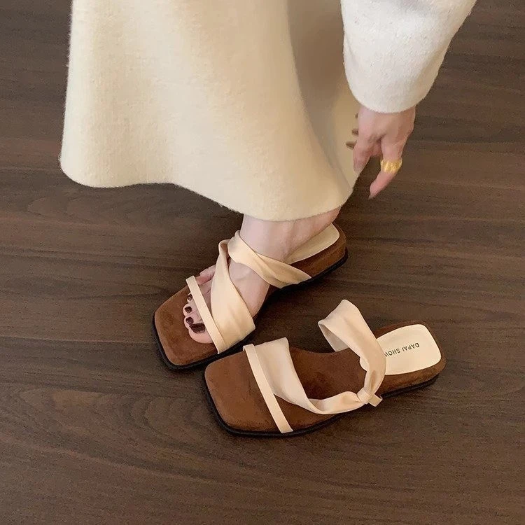 新款罗马风修面皮凉鞋方头低跟坡鞋适合日常搭配裙装