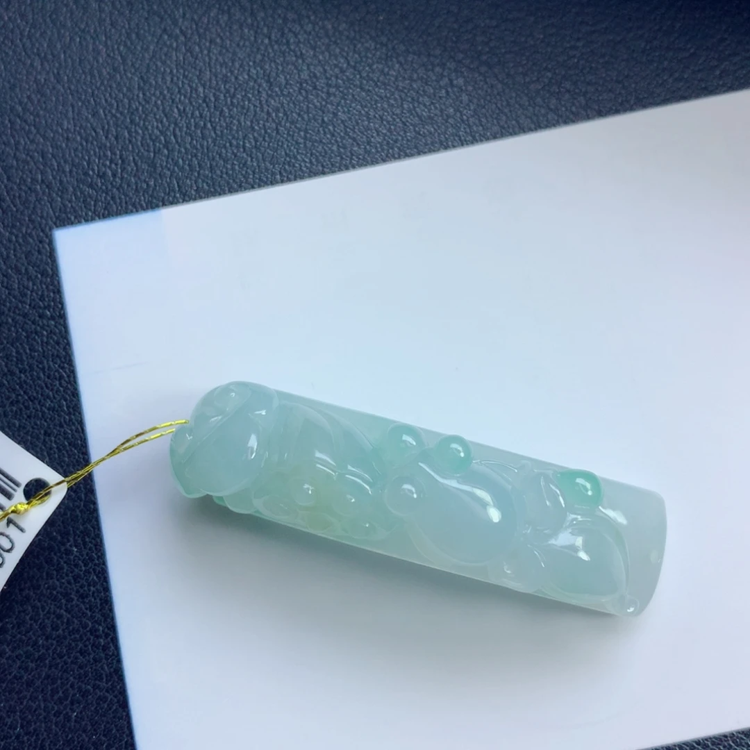云***^翡翠未镶嵌颈饰手牌