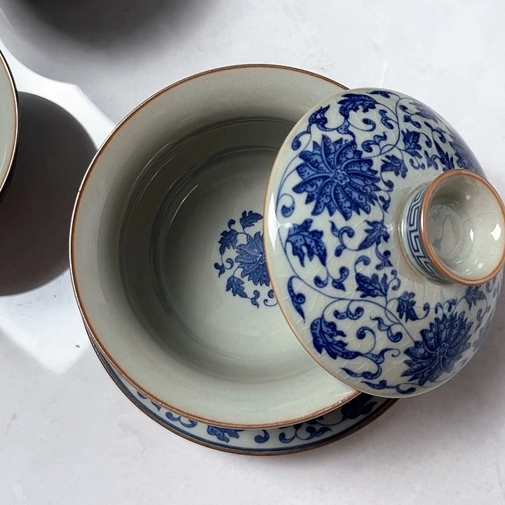 青花缠枝莲元宝盖碗